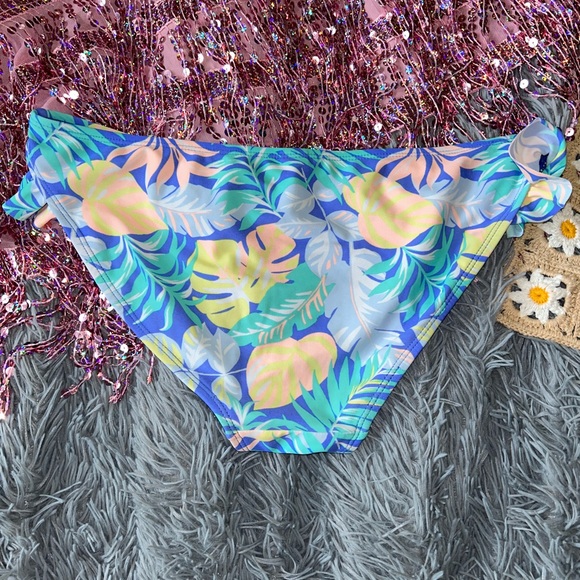 cute hawaiian bikini bottoms ! 🏄🏼‍♀️🫧 - Picture 2 of 6